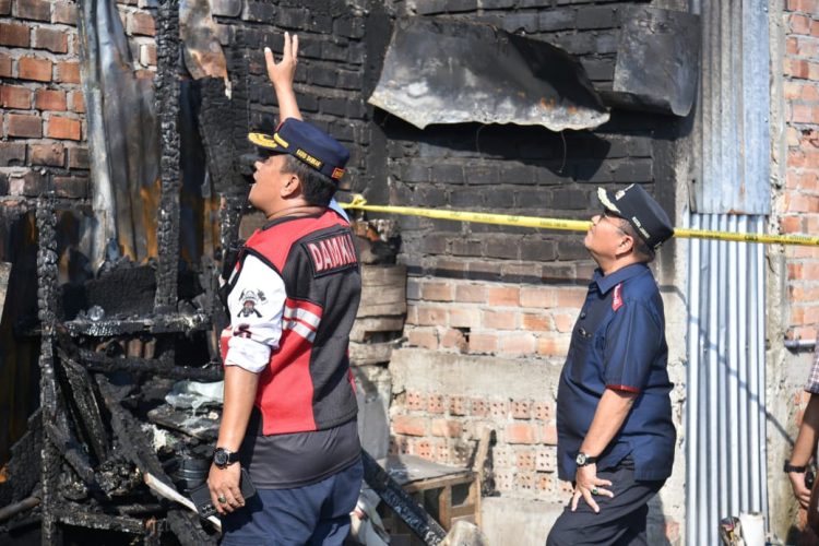 Wali kota Jambi bersama Kadis Damkar Kota Jambi  Turun langsung ke lokasi kebakaran (Dok Foto:*/red)