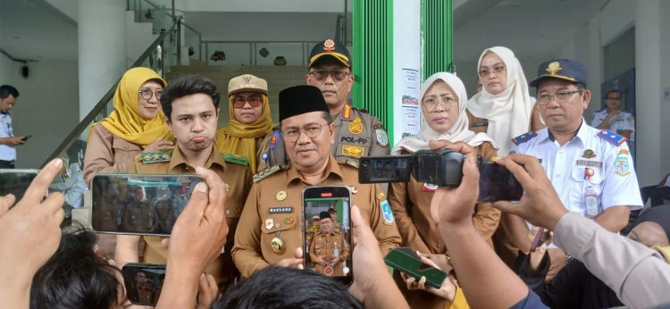 Wali Kota Jambi Maulana saat diwawancarai (Dok Foto:Chr)