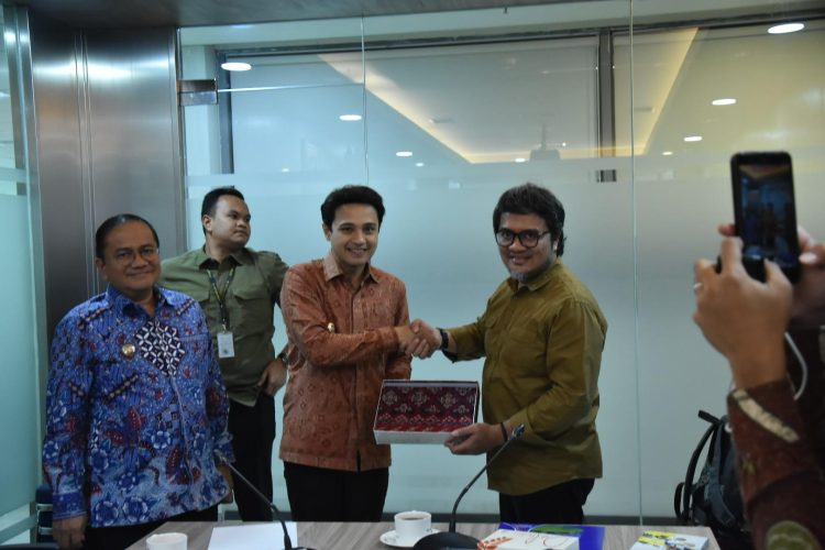 Wawako Jambi Beri plakat didampingi Wali Kota Jambi Maulan ke Ditjen Migas RI (Dok Foto:Diskominfo Kota Jambi)