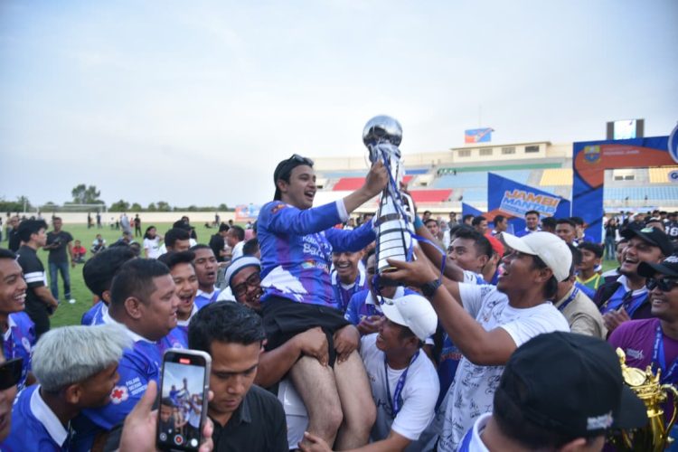 Tampak Wawako Jambi Diza Di gendong Sejumlah pemain Merayakan kemenangan Gubernur Cup Jambi 2026  (Dok Foto:Dskominfo Kota Jambi))