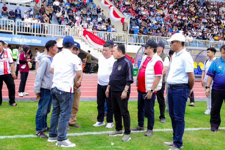 Tampak Gubernur Jambi Al Haris Bersama Kadis PU Muzakir Berbincang di lapangan (Dok foto:Chr)