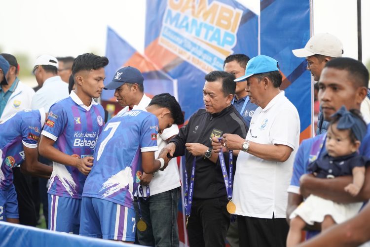 Gubernur Jambi beserta wagub Jambi dan Sekjen PSSI Pusat memberikan Mendali Kepada Juara Gubernur CUP Jambi 2026 (Dok Foto:Chr)