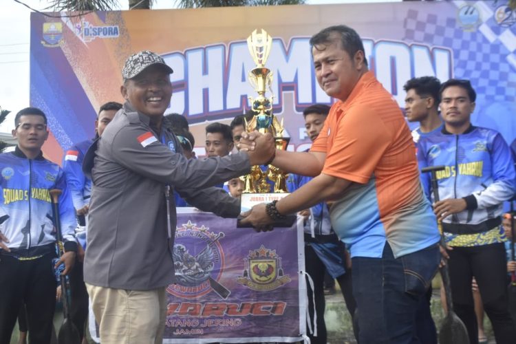 Kadispora provinsi Jambi Saat memberikan piala kepada Juara lomba Pacu Perahu (Dok Foto:*/red)