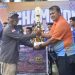 Kadispora provinsi Jambi Saat memberikan piala kepada Juara lomba Pacu Perahu (Dok Foto:*/red)