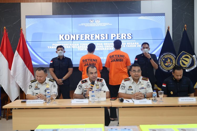 Kepala Kantor Wilayah Direktorat Jenderal Imigrasi Jambi, Petrus Teguh Aprianto didampingi
oleh Kepala Kantor Imigrasi Kelas I TPI Jambi ( Dok Foto:Humas Imigrasi Jambi)